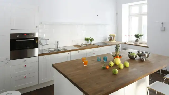 Biała kuchnia jakie blaty - idealne materiały i kolory do wyboru