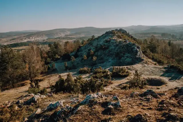 Szczyty w Górach Świętokrzyskich – poznaj najwyższe i najpiękniejsze szczyty