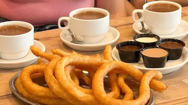 ¿Dónde comer los mejores churros y tejeringos en Málaga?
