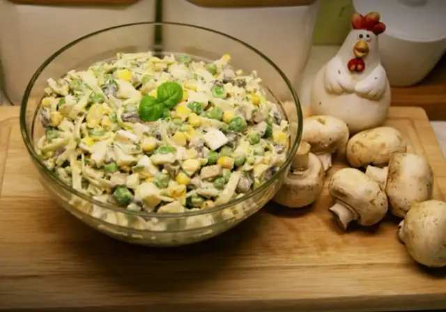 Szybki pomysł na sałatkę z pieczarkami smażonymi i porem - przepis