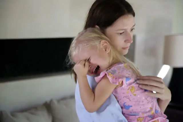 Jak dziecko odreagowuje żłobek? Objawy stresu, które musisz znać