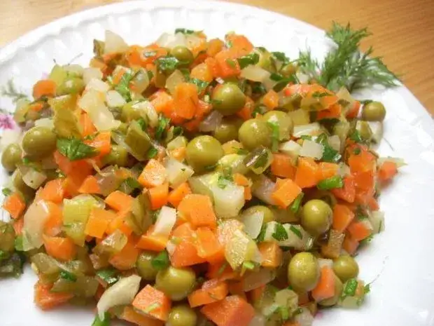 Perfekcyjna sałatka jarzynowa? Ugotuj warzywa i jajka bezbłędnie!