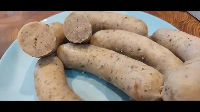 Jak idealnie zrobić białą kiełbasę? Parzenie, pieczenie, triki