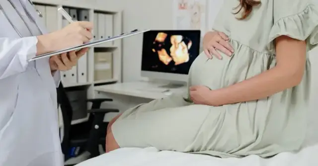 Kiedy iść do lekarza w ciąży? Pierwsza wizyta, badania, objawy