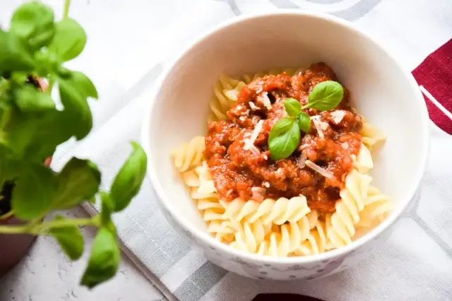 Bezpieczne przepisy na spaghetti dla 8 miesięcznego dziecka, które zachwycą malucha