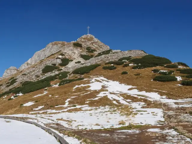 Giewont: Który szlak wybrać? Bezpieczne wejście na szczyt!