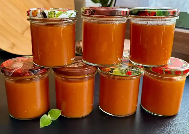 Aromatyczny sos do spaghetti z cukinii na zimę – łatwy przepis