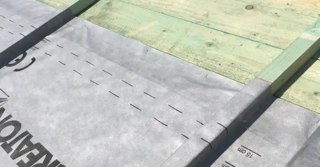 Deskowanie dachu: uniknij najczęstszych błędów i kosztów