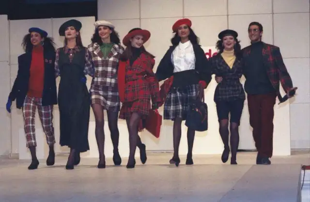 Moda lat 90.: Jak nosić retro z klasą? Twój przewodnik po stylizacjach