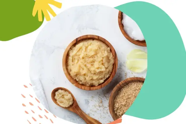 Naturalne składniki do peelingu: cukier, olej kokosowy i coś, co przypomina celulozę.