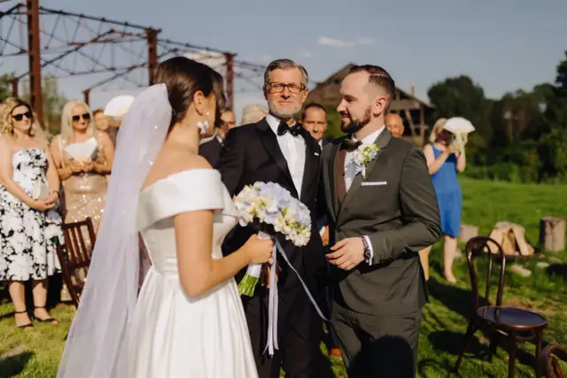 Do ołtarza z ojcem czy narzeczonym – wybór, który zmienia wszystko