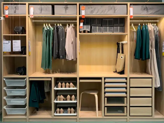 Garderoba w sypialni: Planowanie, aranżacje, koszty. Czy to dla Ciebie?