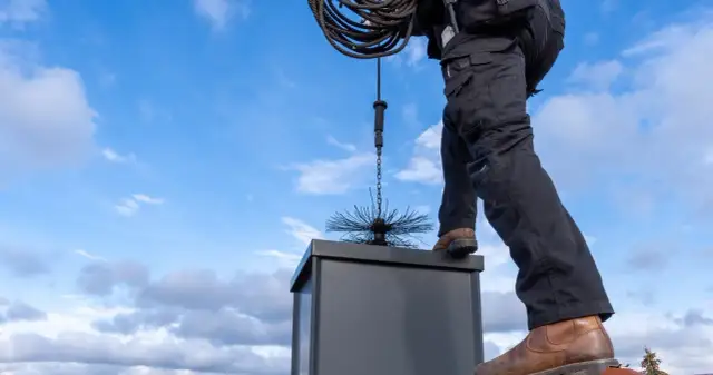 Ile kosztuje czyszczenie komina? Sprawdź ceny i obowiązki (2024)