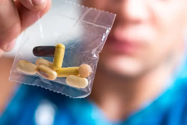 Narkotyki i Dopalacze: Zagrożenia, Różnice i Gdzie Szukać Pomocy