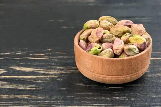 Czy koty mogą jeść pistacje? Sprawdź niebezpieczeństwa dla zdrowia