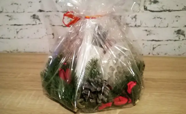 Jak efektownie zapakować prezent w folię przezroczystą i zaskoczyć obdarowanego