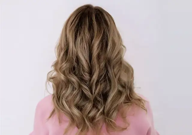 Braune Haare mit blonden Strähnchen: So gelingt der perfekte Look