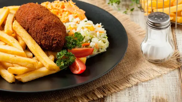 Jaka surówka do dewolaja? Sekrety idealnych połączeń!