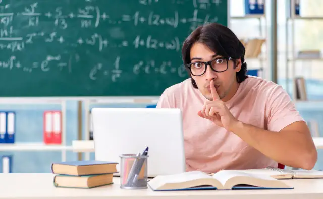 Jak ściągać na sprawdzianie z telefonu i uniknąć konsekwencji