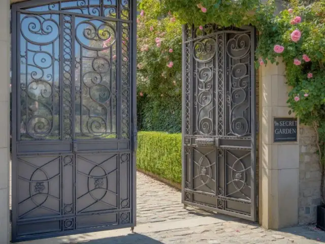 Jakie siłowniki do bramy dwuskrzydłowej - uniknij kosztownych błędów