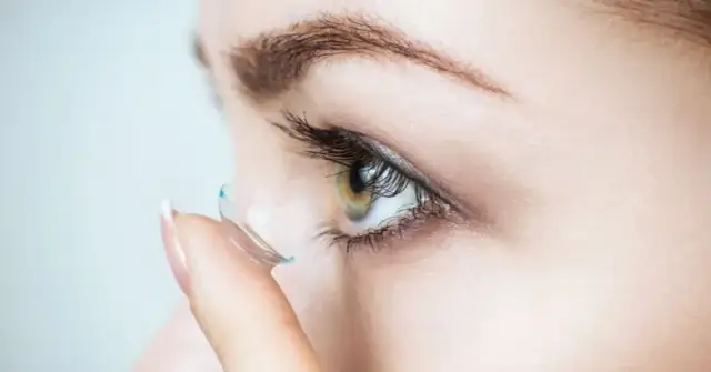 Jak założyć soczewki? Praktyczny przewodnik krok po kroku