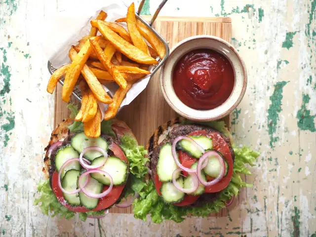 Ile kalorii ma burger wołowy z frytkami? Zaskakujące wartości!