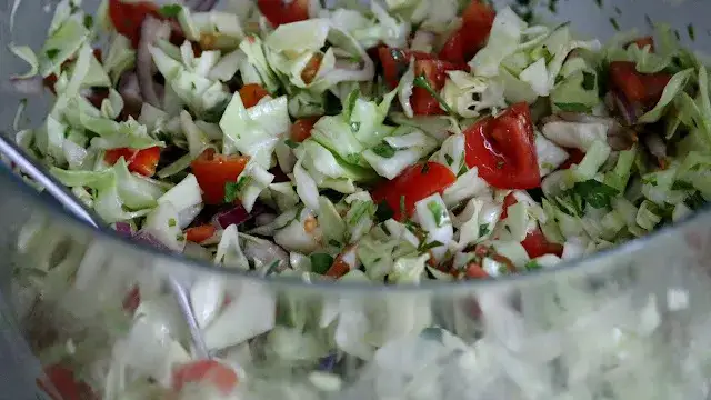 Surówka z młodej kapusty do grilla – idealny przepis na lato