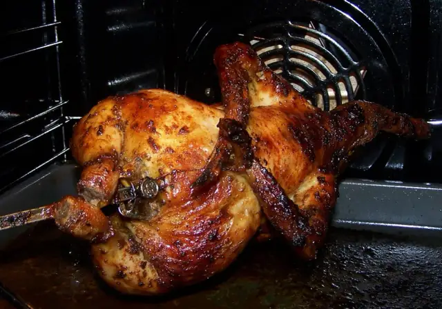 Kurczak z rożna ile piec, aby uzyskać soczyste i chrupiące mięso