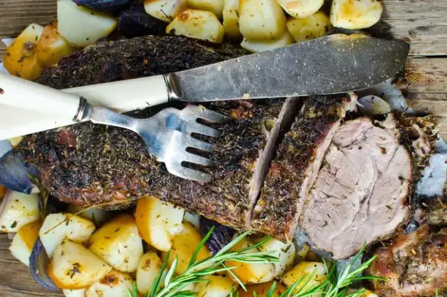Jak upiec łopatkę wieprzową? Soczysta pieczeń krok po kroku