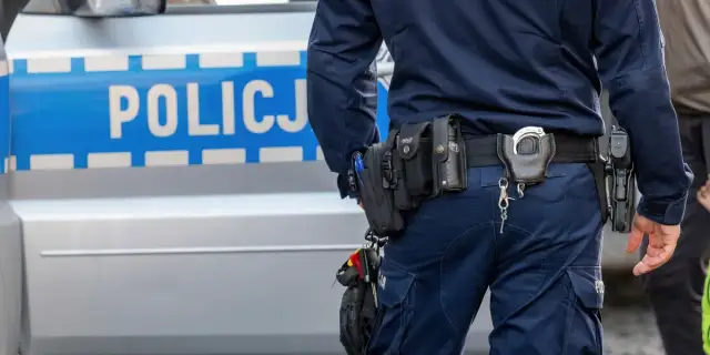 Kto jest zwolniony z alarmu w policji? Zasady i wyjątki dla rodziców