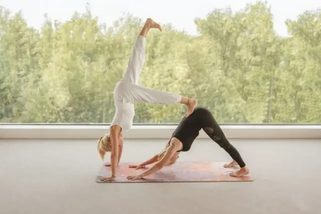 Joga: Co to jest? Odkryj holistyczną praktykę dla ciała i umysłu