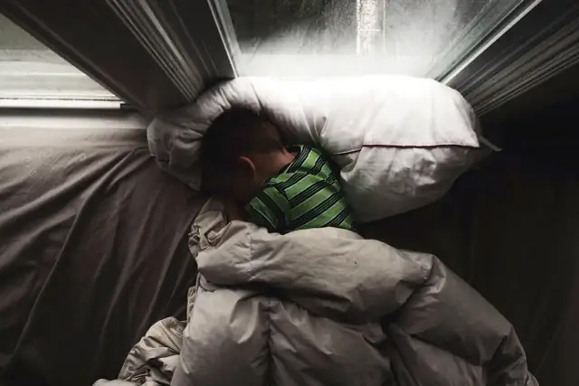 Dziecko lunatykuje? Przyczyny, objawy i jak pomóc - poradnik