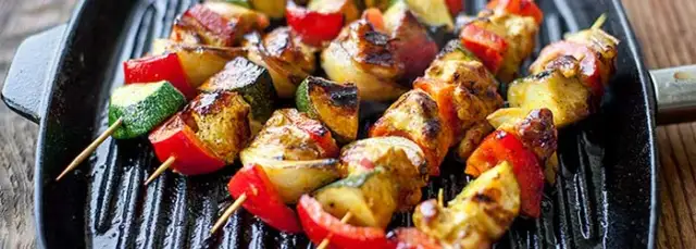 Jak pokroić cukinię na szaszłyki, aby uniknąć problemów z grillowaniem