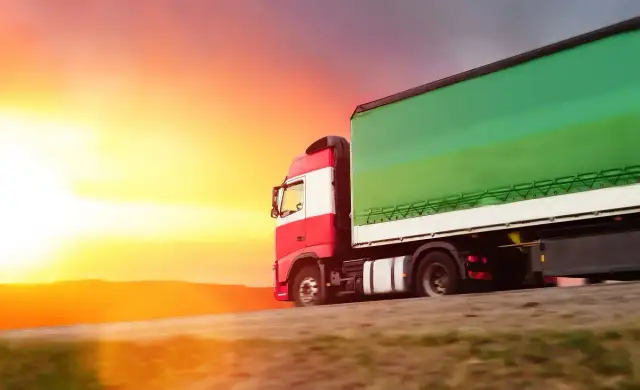 Ile kosztuje nowy tir z naczepą? Sprawdź ceny i modele, które zaskakują