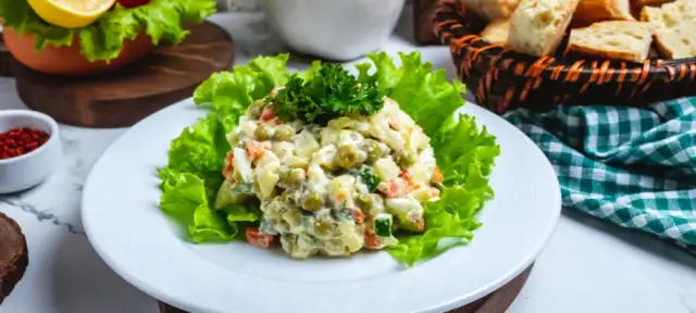 Czy sałatka jarzynowa jest zdrowa? Odkryj jej ukryte zagrożenia