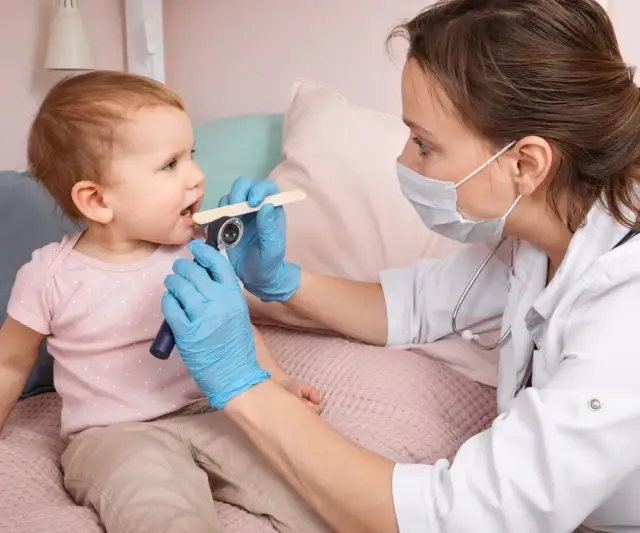 Objawy bólu gardła u niemowlaka – jak je rozpoznać i złagodzić