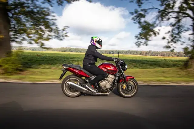 Spodnie motocyklowe na lato: Jak wybrać bezpieczne i przewiewne?