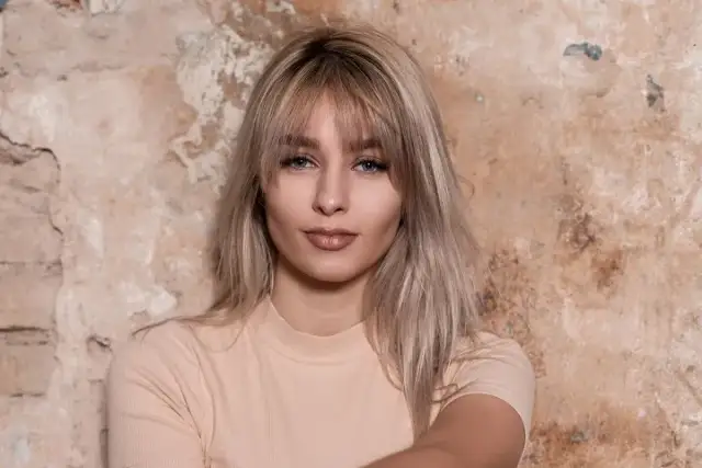 Jakie grzywki są teraz modne? Odkryj najpiękniejsze trendy fryzur