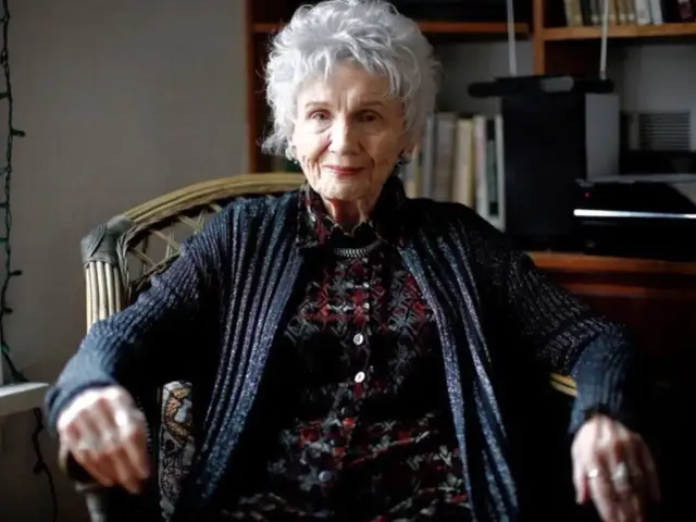 Portret starszej kobiety, kanadyjskiej pisarki noblistki Alice Munro, siedzącej w fotelu.