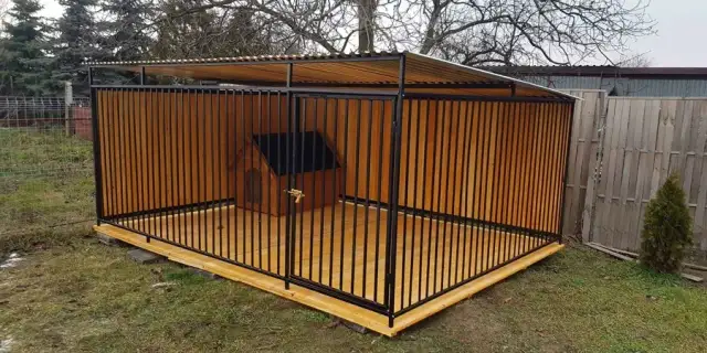 Jak zrobić kojec dla psa z paneli ogrodzeniowych - uniknij błędów w budowie