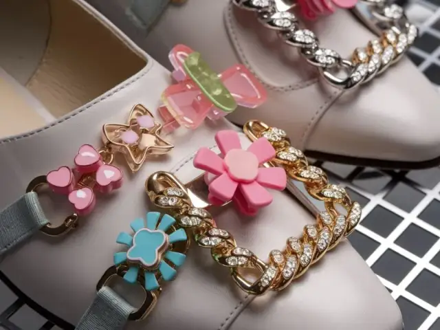 Ozdoby do butów jak zrobić: Proste sposoby na unikalne dekoracje