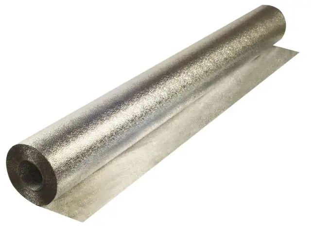 Gruba folia aluminiowa budowlana, błyszcząca, zwinięta w rolkę, gotowa do izolacji.