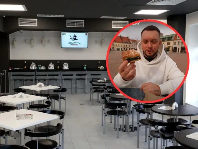 Wnętrze baru "Krowka". Mężczyzna w białej bluzie trzyma kawałek ciasta makowego. Sprawdzam polny bar mleczny opinie.