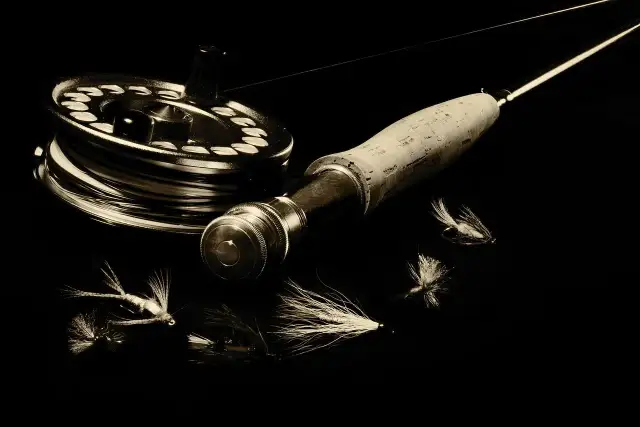 Kołowrotek, wędka i kilka sztucznych much. Czy można łowić na żywca na dwie wędki? To pytanie pozostaje otwarte, ale sprzęt wygląda na gotowy do akcji.