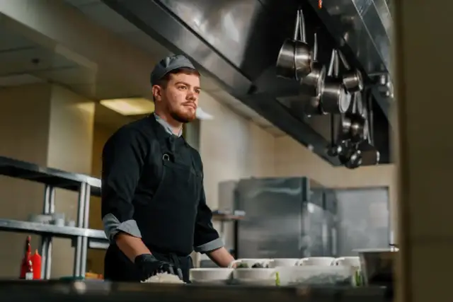Ile zarabia szef kuchni w hotelu? Zaskakujące fakty o wynagrodzeniach