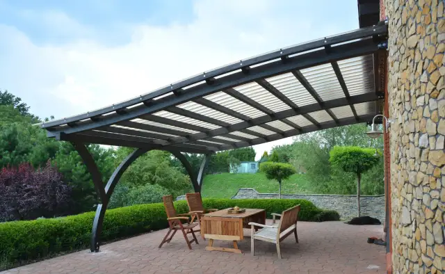 Jak zrobić trwałe zadaszenie tarasu? Prosty sposób krok po kroku