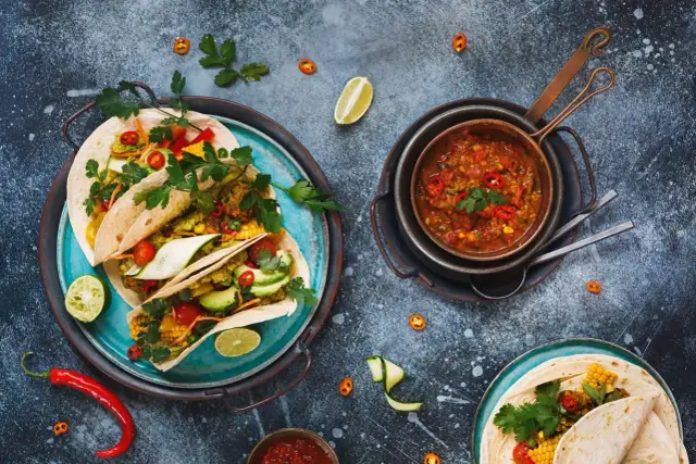 Kolorowe tortille z warzywami i fasolką – idealne, by pokazać, jak zrobić taco wegetariańskie. Podane z salsą i limonką.