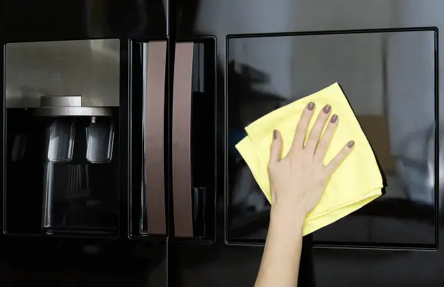 Czarna lodówka: Jak ją czyścić, by lśniła bez smug i rys?