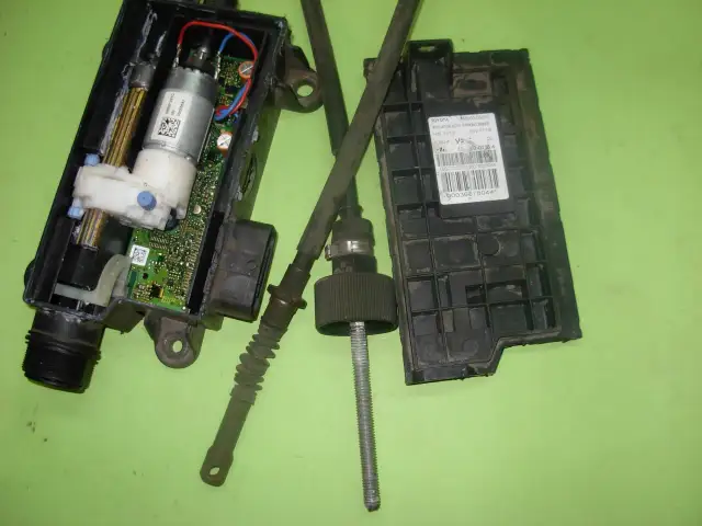 Elementy mechanizmu hamulca ręcznego elektrycznego Toyota Avensis. Rozwiązanie problemu jak odblokować hamulec ręczny elektryczny Toyota Avensis.