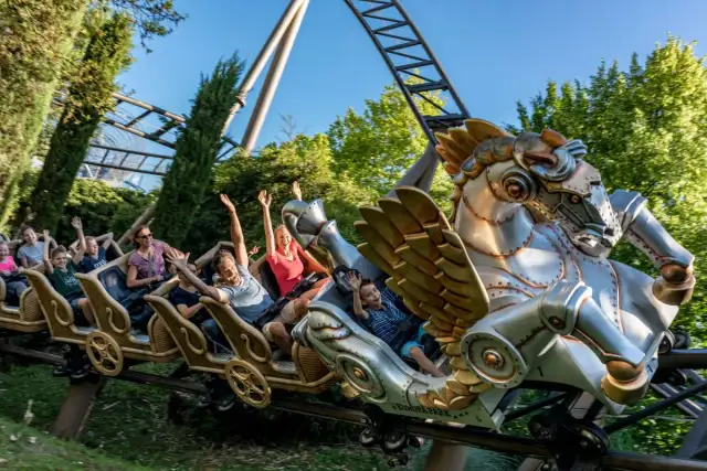 Menschen auf einer Achterbahn mit einem geflügelten Pferd im Europa-Park.